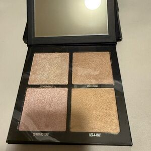 Wet and powder Shimmering Glow Highlighter Palette